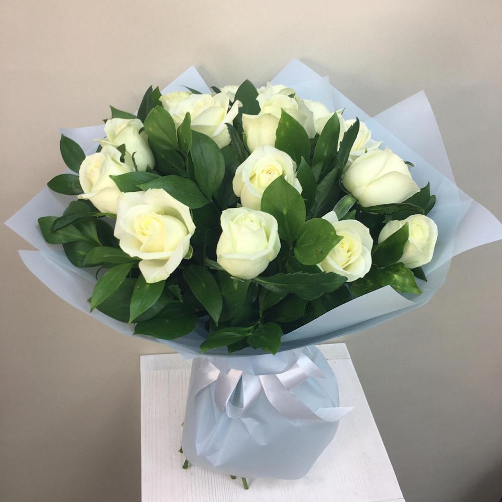 Букет 15 Белых роз Проуд в Милютинской