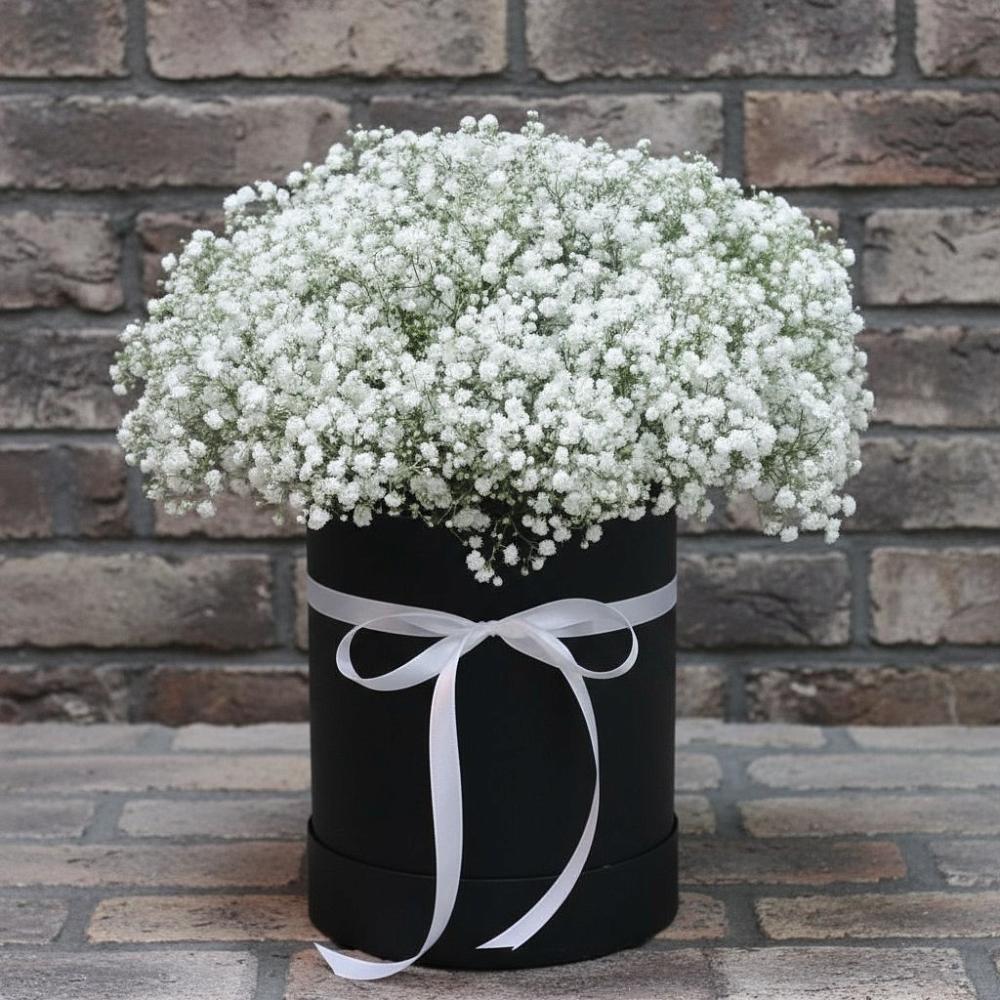 Цветочная композиция из Гипсофила в шляпной коробке в Милютинской