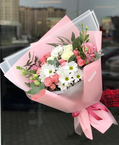 Букет цветов из: Розы, Лизиантусы и Хризантемы в Милютинской